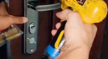 女子忘带钥匙,师傅半夜4点赶来开锁后却遭拒付费,还惊动了警察